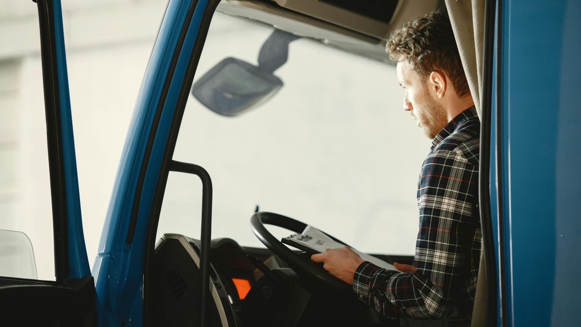 Location de camion avec chauffeur : avantages et coûts