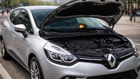 Comprendre les implications du voyant moteur sur Clio 4