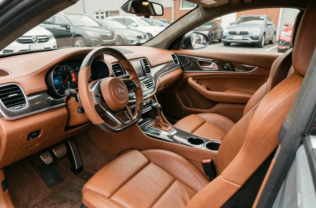 Intérieur luxueux d'une voiture sans permis avec cuir pleine fleur cognac et tableau de bord numérique haut de gamme