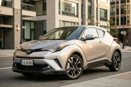 Toyota C-HR en vue 3/4 avant montrant ses dimensions extérieures et sa silhouette coupé SUV